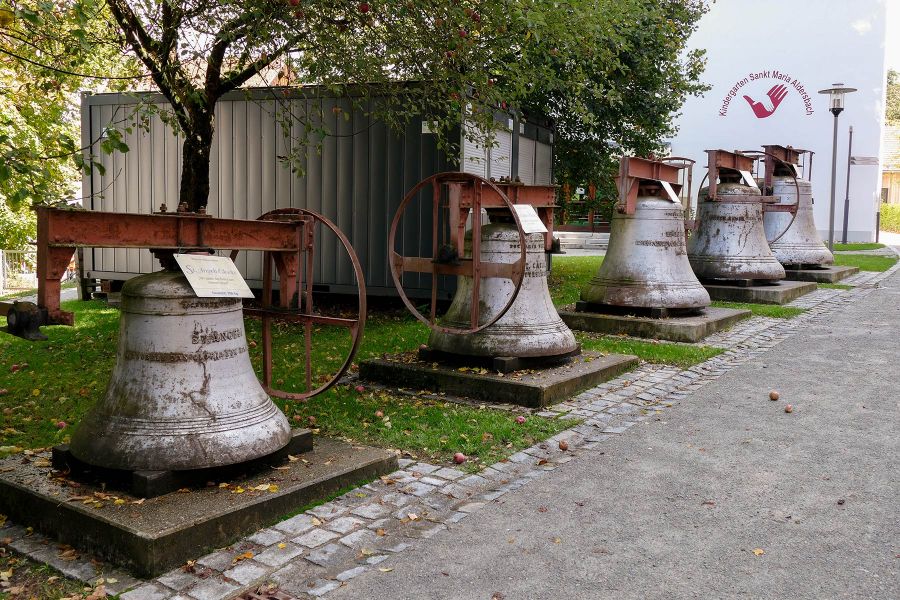Ausstellung der Glocken der Asamkirche in Aldersbach beim Kindergarten Sankt Maria Aldersbach